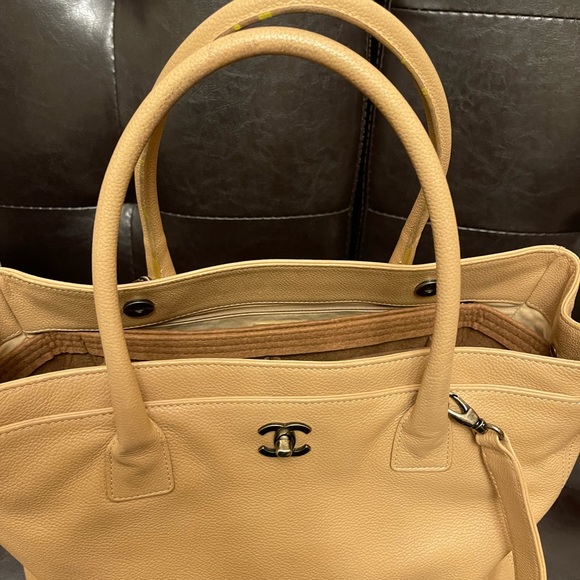 Chanel Cerf Tote - Picture 2 of 16